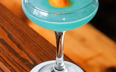 Mezcal-Cocktail “Gun Metal Blue”