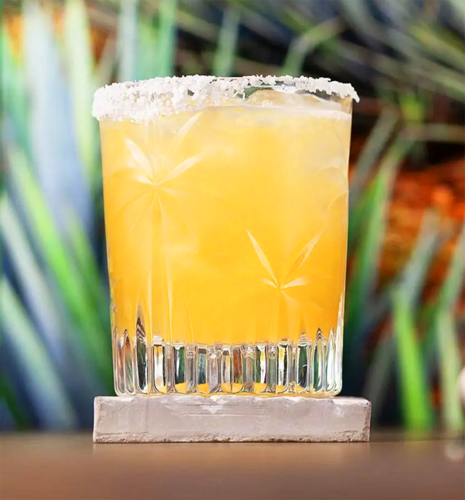 Mezcal- und Tequila-Cocktail “Hot Lips”